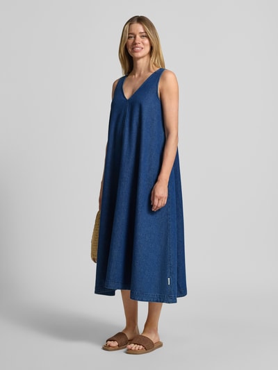 Vrouwenmodel draagt Loose fit Jeanskleid aus Baumwoll-Lyocell-Mix van Armedangels in denimlook, midilengte, V-hals, twill, met labelpatch, brede bandjes en zij-steekzakken, mix van katoen en lyocell, ganzlichaamsaanzicht van voren.