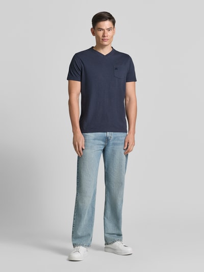 Männermodel trägt Regular Fit T-Shirt mit V-Ausschnitt von Lerros, reine Baumwolle, Brusttasche, Dunkelblau, Ganzkörperansicht von vorne.