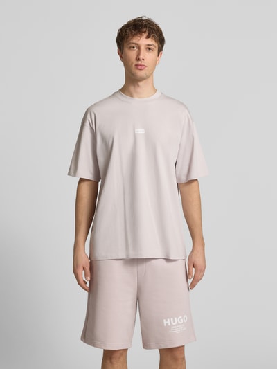 Männermodel trägt Loose Fit T-Shirt aus reiner Baumwolle Modell 'Nalono' von HUGO, Optik: Unifarben, Label-Detail, Rundhals, Kurzarm, Jersey, Ganzkörperansicht von vorne.