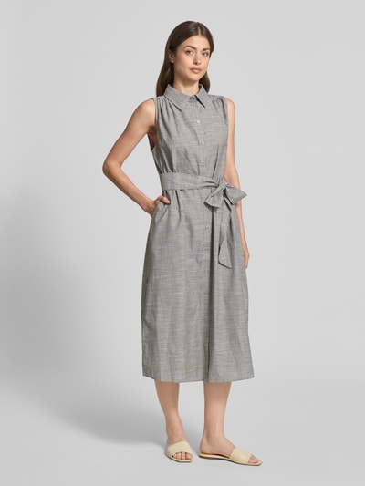Frauenmodel trägt Hemdblusenkleid mit Bindegürtel Modell 'Skye Sunna' von My Essential Wardrobe, reine Baumwolle, Midikleid, Gerader Schnitt, Hemdblusenkragen, dezentes Streifenmuster, Ganzkörperansicht von vorne.