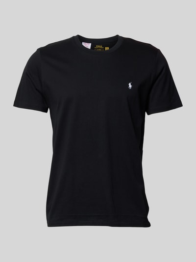 Männermodel trägt T-Shirt mit Logo-Stitching von Polo Ralph Lauren aus reiner Baumwolle, schwarze Farbe, Rundhalsausschnitt, Ganzkörperansicht von vorne.