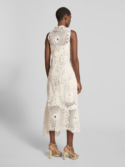 Frauenmodel trägt Midikleid aus Häkelspitze mit blickdichtem Unterkleid von Copenhagen Muse, Creme, Reine Baumwolle, Straight Fit, Modell 'CRYSTAL', Rückenlänge 135 cm, Brustweite 46 cm, Ganzkörperansicht Rückansicht.