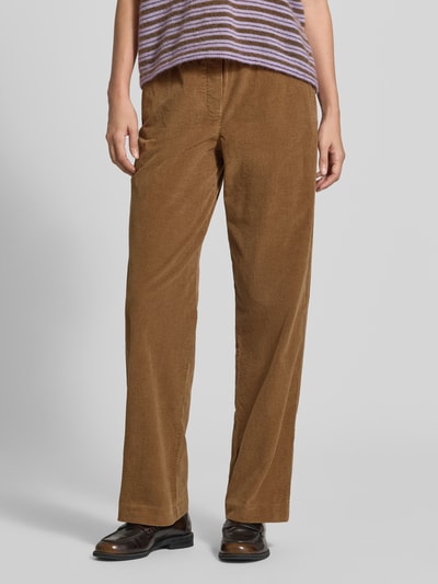 Vrouwenmodel draagt Relaxed fit corduroy broek uit katoenmix model 'JAIMILAA' van ARMEDANGELS in lichtbruin, Dames corduroy broek, vooraanzicht volledige lengte
