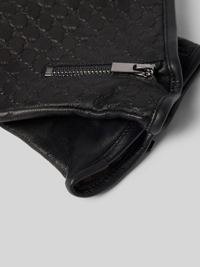 Produktfoto, Handschuhe aus Ziegenleder mit Riemen und Druckknopfverschluss von JOOP! Collection, schwarzes Echtleder, feine Nähte, Detailaufnahme