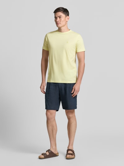 Männermodel trägt T-Shirt mit Rundhalsausschnitt und Logo-Stitching von Lerros in Gelb, Reine Baumwolle, Regular-Fit, Ganzkörperansicht von vorne. Rückenlänge bei Größe M: 77 cm.
