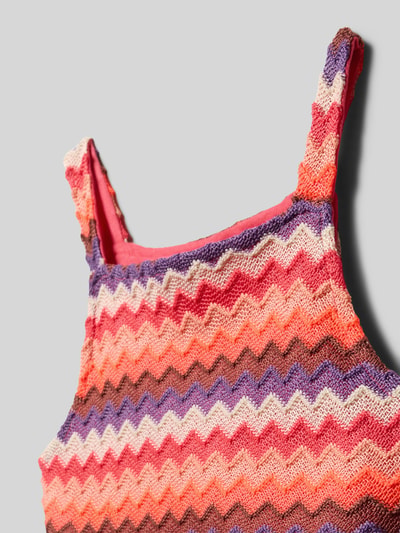 Produktfoto, Loose Fit Trägertop mit Allover-Muster von s.Oliver RED LABEL, buntes Zickzackmuster auf strukturierter Oberfläche, Nahaufnahme Oberkörper
