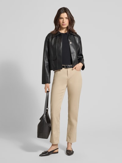 Vrouwenmodel draagt Flared Fit Stoffhose met Lyocell-Anteil Modell 'Carola' van Brax, beige, 5-pocket, elastische katoenmix, voorkant, volledige lichaamsopname.