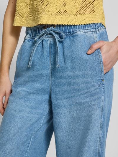 Frauenmodel trägt Wide Leg Jeans mit elastischem Bund von JAKE*S STUDIO WOMAN, Lyocell-Baumwoll-Mix, hellblau, Nahaufnahme Oberkörper.
