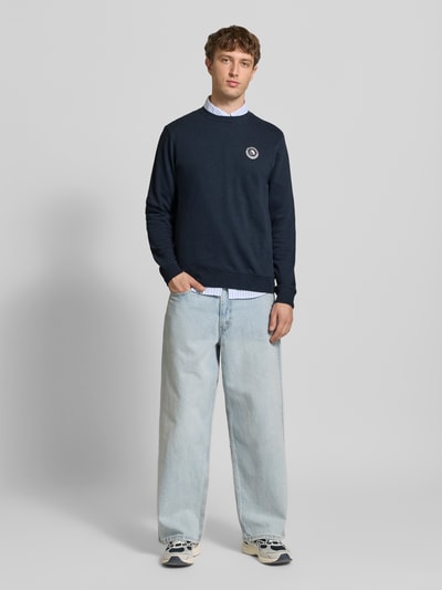 Mannenmodel draagt Regular Fit Pullover met Logo-Stitching model 'Kane' van Blend, katoenmix, ronde hals, regular fit, navy, elastische boorden, ruglengte 68 cm, mouwlengte 67 cm, voorkantvolledige lichaamsaanzicht.