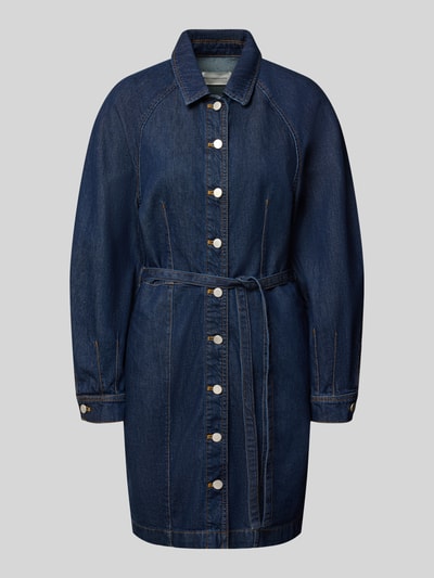 Produktfoto, Knielanges Jeanskleid mit Bindegürtel Modell 'Sana Lis' von MSCH Copenhagen aus reiner Baumwolle in Dunkelblau, strukturierte Oberfläche, Hemdblusenkragen, Knopfleiste, gerader Schnitt