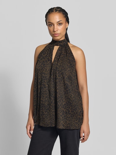 Frauenmodel trägt Relaxed Fit Bluse mit Neckholder von ROTATE, brauner Allover-Animal-Print, ärmellos, Schlüssellochausschnitt, Nahaufnahme Oberkörper.