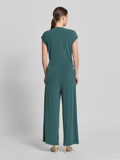 Männermodel trägt Jumpsuit in Wickel-Optik mit V-Ausschnitt von ROBE LÉGÈRE, kolor ciemnozielony, materiał z domieszką stretchu, krój regular fit, długość całkowita 147 cm, długość wewnętrzna nogawki 63 cm, szerokość w rozmiarze 36: 42 cm, długość pleców w rozmiarze 36: 49 cm, widok całej sylwetki z tyłu.