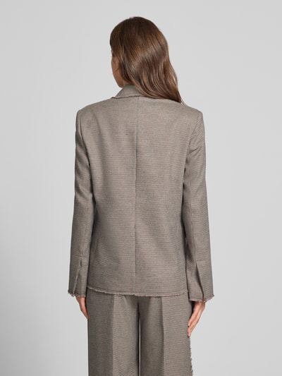 Modelka nosi żakiet Slim Fit Blazer mit Pattentaschen Model 'TINTO FILO' od Liu Jo White z mieszanki materiałów z dodatkiem wiskozy, wzór w drobną kratkę, kołnierz z połami, zapięcie na guzik, kieszenie z patką, długość tyłu w rozmiarze 36: 66 cm, szerokość w rozmiarze 36: 44 cm, długość rękawów w rozmiarze 36: 64 cm, widoczna faktura materiału, stonowane barwy, widok całej sylwetki z tyłu.