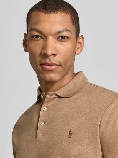 Männermodel trägt Regular Fit Poloshirt aus reiner Baumwolle von Polo Ralph Lauren, Optik: Unifarben, Logo-Stitching, Polokragen, Jersey, Nahaufnahme Oberkörper.
