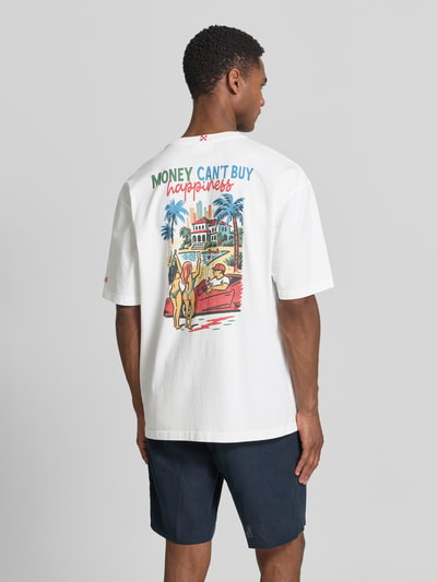 Männermodel trägt Herren T-Shirt mit Statement-Print und Rundhalsausschnitt von MC2 Saint Barth, reine Baumwolle, Regular-Fit, Rückenlänge bei Größe M 71 cm, weiß mit farbigem Print, Ganzkörperansicht Rückansicht.