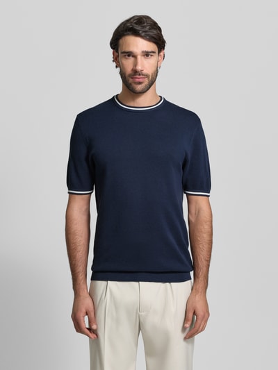 Männermodel trägt Regular Fit T-Shirt in Strick-Optik von Christian Berg Men, dunkelblau, Rundhalsausschnitt, Ganzkörperansicht von vorne.