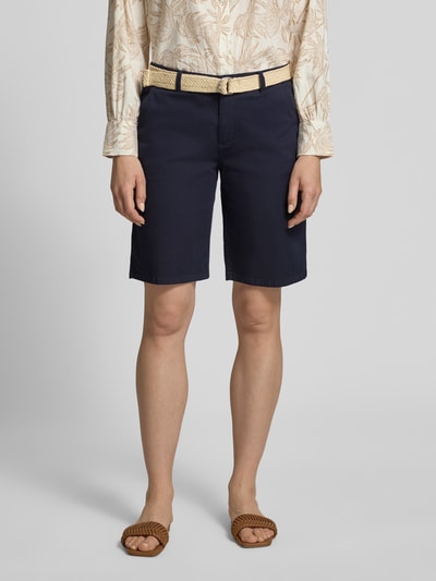 Frauenmodel trägt Bermudas mit Gürtel Modell 'ROVENA' von Soyaconcept aus Baumwoll-Elasthan-Mix, Regular-Fit, Ganzkörperansicht von vorne.