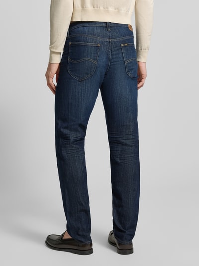 Männermodel trägt Straight Fit Jeans im 5-Pocket-Design Modell 'DAREN' von Lee, dunkelblauer Baumwoll-Mix, Ganzkörperansicht Rückansicht.