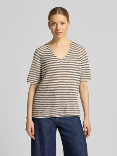 Vrouwenmodel draagt T-Shirt aus Leinen mit V-Ausschnitt van Fynch-Hatton, regular fit, linnen, allover strepen, vooraanzicht, bovenlichaam.