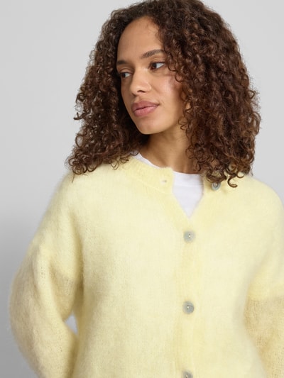 Frauenmodel trägt Loose Fit Strickjacke aus Mohair-Mix Modell 'AMANDA' von VILLA SOPHIE, Optik: Unifarben, Knopfleiste, Nahaufnahme Oberkörper