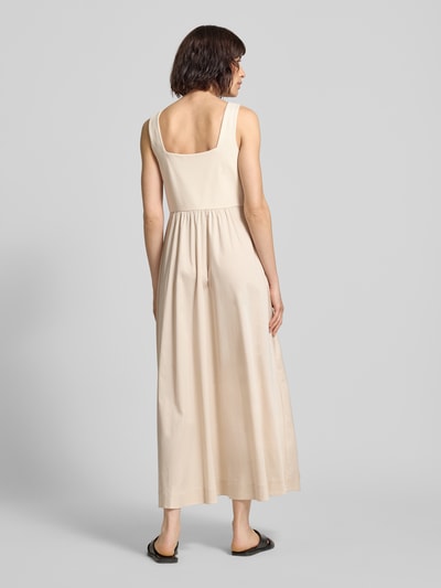 Frauenmodel trägt Midikleid aus Baumwoll-Mix mit Karree-Ausschnitt von comma in Beige, A-Linie, glatte Textur, Ganzkörperansicht Rückansicht.