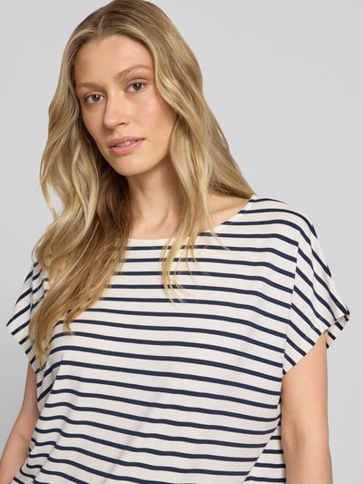 Vrouwenmodel draagt T-shirt met ronde hals van Christian Berg Woman in viscosemix met stretch, recht model, kapmouwen, ruglengte maat S 57 cm, detailopname bovenlichaam