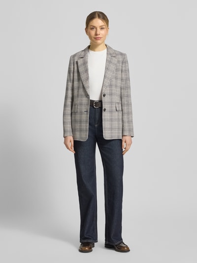 Frauenmodel trägt Blazer mit Reverskragen von WHITE LABEL in Grau mit Karomuster, 2-Knopfleiste, Pattentaschen, Ganzkörperansicht von vorne