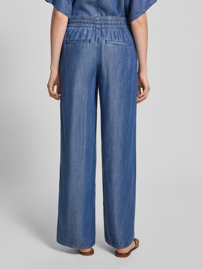 Frauenmodel trägt Hose aus Lyocell mit elastischem Bund von Milano Italy in Denim-Optik, Relaxed-Fit, Ganzkörperansicht Rückansicht.