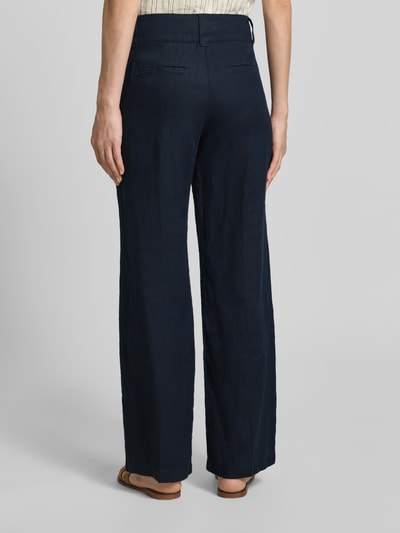 Vrouwenmodel draagt Leinenhose mit Eingrifftaschen van Christian Berg Woman, donkerblauw linnen, regular fit, productdetails zichtbaar, volledige lichaamsopname achteraanzicht.