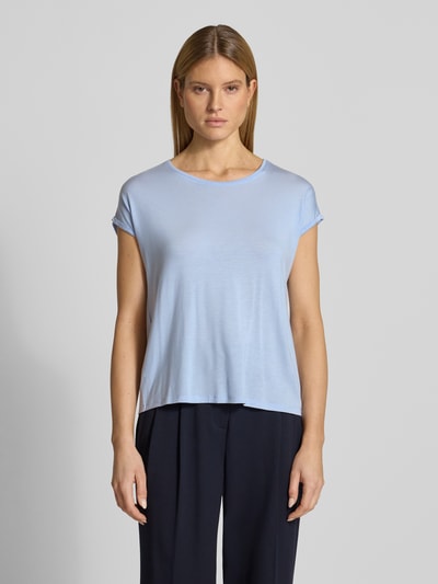 Modelka kobieca nosi Relaxed Fit T-Shirt aus Lyocell-Mix Modell 'AVA' od Vero Moda, jasnoniebieska melanżowa tkanina, krótki rękaw, przód, ujęcie całopostaciowe