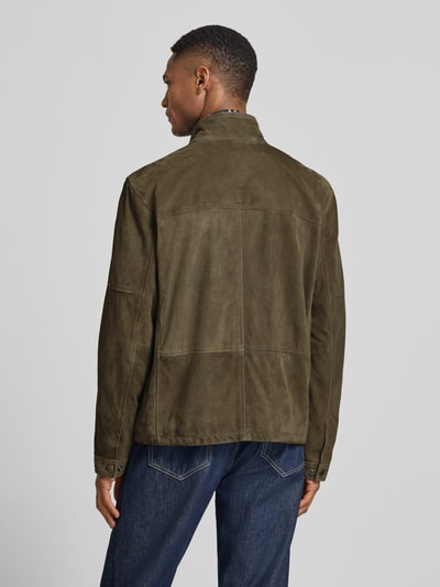 Männermodel trägt Regular Fit Lederjacke aus echtem Ziegenvelours Modell 'JIMMY-S' von Strellson, olive, unifarben, Ganzkörperansicht Rückansicht.