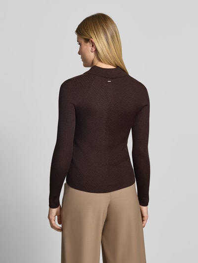 Modelka nosi Regular Fit Pullover aus reiner Wolle Modell 'Faelina' von BOSS w kolorze ciemnego brązu, sweter z wyraźną fakturą, widoczne pionowe prążki, damski sweter od BOSS, całkowity widok z tyłu
