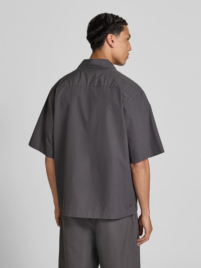 Männermodel trägt Relaxed Fit Freizeithemd mit Kentkragen von ANNARR in Grau, Reine Baumwolle, Brusttasche, Kurzärmelig, Rückenansicht.