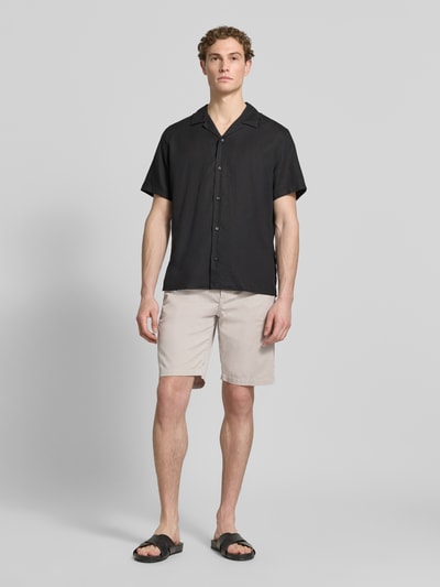 Männermodel trägt Tapered Chinoshorts aus Baumwoll-Mix von BOSS Orange, Optik: Unifarben, 5-Pocket-Design, Twill, Ganzkörperansicht von vorne.