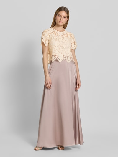 Frauenmodel trägt Blusenshirt aus Spitze mit Rundhalsausschnitt von V by Vera Mont, cremefarben, Regular Fit, Vorderansicht Ganzkörperansicht.