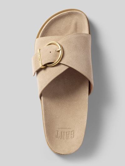 Produktfoto, Slides aus Leder mit Label-Prägung Modell 'Mardale' von Gant in Beige, abgerundete Form, goldfarbene Dornschließe, strukturierte Sohle, Absatzhöhe 4 cm.