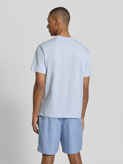 Männermodel trägt Regular Fit T-Shirt aus Baumwoll-Mix von Lacoste, Optik: Unifarben, schnelltrocknend, Ganzkörperansicht Rückansicht.