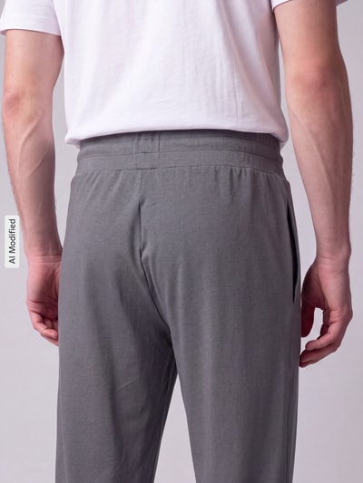 HUGO Spodnie dresowe w kroju regular fit z mieszanki bawełny model 'Laze Pants CW' Średnioszary 3