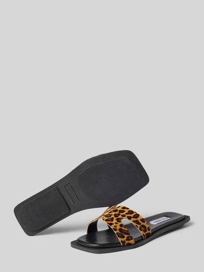 Produktfoto, Slippers aus echtem Leder mit Allover-Animal-Print Modell 'Sofia' von Steve Madden, abgeflachte Passform in Schwarz und Braun, offene Ferse, Absatzhöhe 2 cm, Schaftweite 7 cm, Damen Slippers mit markanter Struktur.