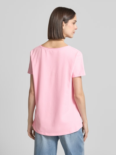Frauenmodel trägt Damen T-Shirt mit Motiv-Print Modell 'Flamingo Love Me' von miss goodlife in Rosa, Regular-Fit, Rückenlänge 66 cm, Ganzkörperansicht Rückansicht