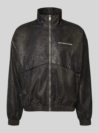 Produktfoto, schwarze Regular Fit Blouson mit Label-Print Modell 'YANI' von Don´t Waste Culture, glatte Oberfläche, dezente Musterung