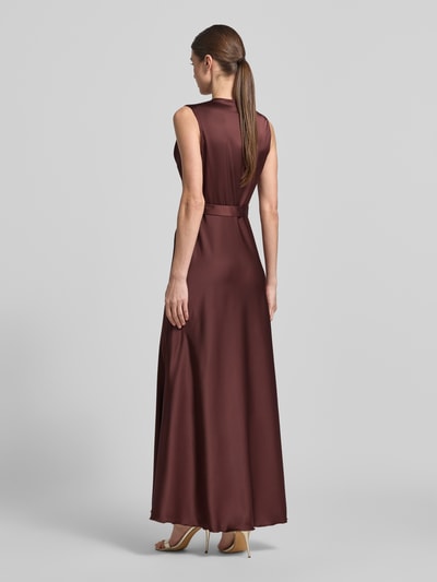 Frauenmodel trägt Regular Fit Abendkleid aus Satin von Rinascimento in Braun, Elastischer-Material-Mix, Wasserfallkragen, Ärmelloses-Design, Stoffband, Rückenlänge 123 cm, Brustweite 43 cm, Ganzkörperansicht Rückansicht.
