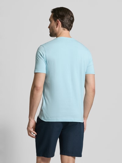 Męski model nosi T-Shirt mit Label-Detail od bugatti, jasnoniebieski, bawełna, krój regular fit, okrągły dekolt, długość pleców 69 cm, widok całej sylwetki z tyłu.