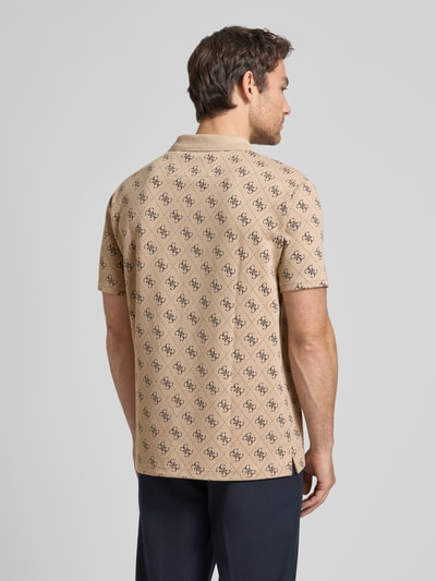 Männermodel trägt Regular Fit Poloshirt mit logomotief van guess in katoenmix met stretch, knoopsluiting, ruglengte maat M 72 cm, Ganzkörperansicht Rückansicht.