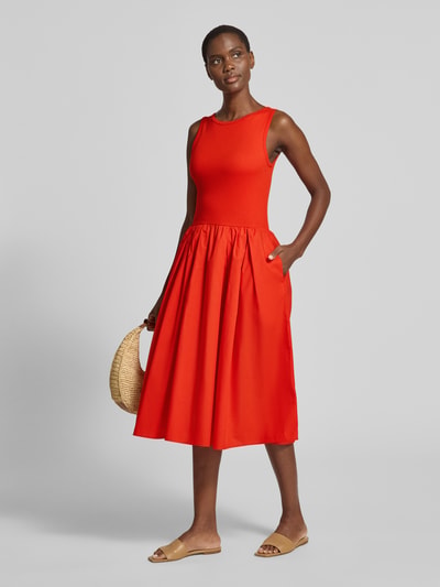 Kobiece modelka nosi Midikleid mit Rundhalsausschnitt und Eingrifftasche od Gant, mieszanka bawełny i modalu, linia a, drobne prążkowanie, okrągły dekolt, wpuszczana kieszeń, długość tyłu 113 cm, szerokość w rozmiarze S 40 cm, widok całej sylwetki z przodu