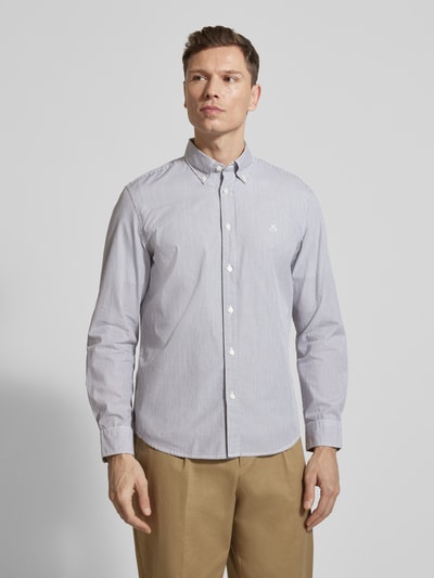 Männermodel trägt Regular Fit Freizeithemd aus reiner Baumwolle von Marc O'Polo mit Allover-Streifenmuster, Ganzkörperansicht von vorne.