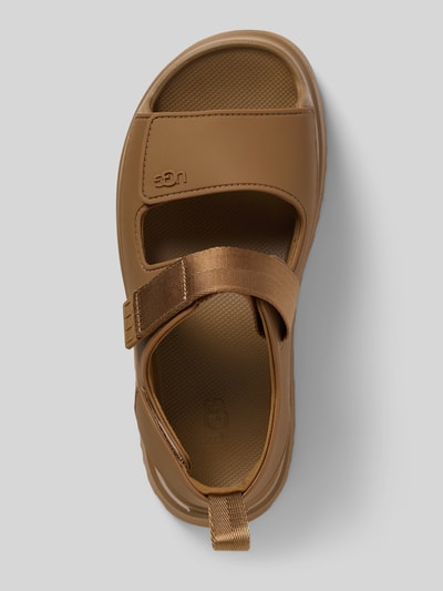Produktfoto, Sandalette mit Plateausohle Modell 'GOLDENGLOW' von UGG in Braun, Abgerundete-Spitze, Riemen mit Klettverschluss, Strukturierte Oberfläche, Damen, Absatzhöhe: 5 cm, Schafthöhe: 7 cm, Schaftweite: 7 cm.