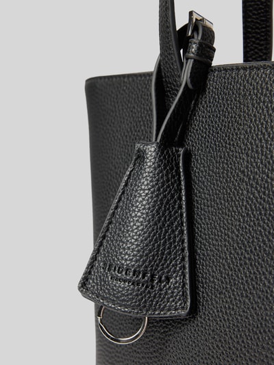 Produktfoto, Shopper mit Label-Detail Modell 'LOHJA' von Seidenfelt, schwarze grobe Lederstruktur, silberner Anhänger, Hauptfach mit Reißverschluss, Lange Tragegriffe, Reißverschlussfach innen, Breite 41 cm, Länge 29 cm, Tiefe 68 cm, Schulterriemen 12 cm.