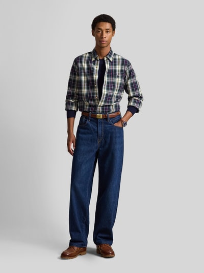 Männermodel trägt Custom Fit Freizeithemd aus reiner Baumwolle von Polo Ralph Lauren, kariertes Muster in Blau, Grün und Weiß, Jeans, Ganzkörperansicht von vorne. Herren Freizeithemd von Polo Ralph Lauren