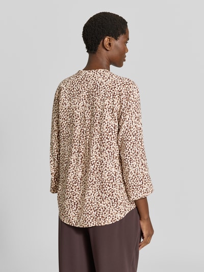Frauenmodel trägt Bluse aus reiner Viskose Modell 'Adney' von FREE/QUENT, lockere Passform, 3/4-Arm, Allover-Muster, Ganzkörperansicht Rückansicht.